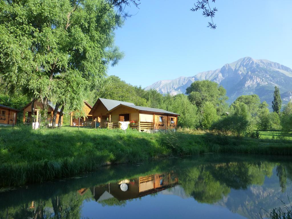 Camping, Hotel De Plein Air Les Cariamas Chateauroux-les-Alpes Exterior foto