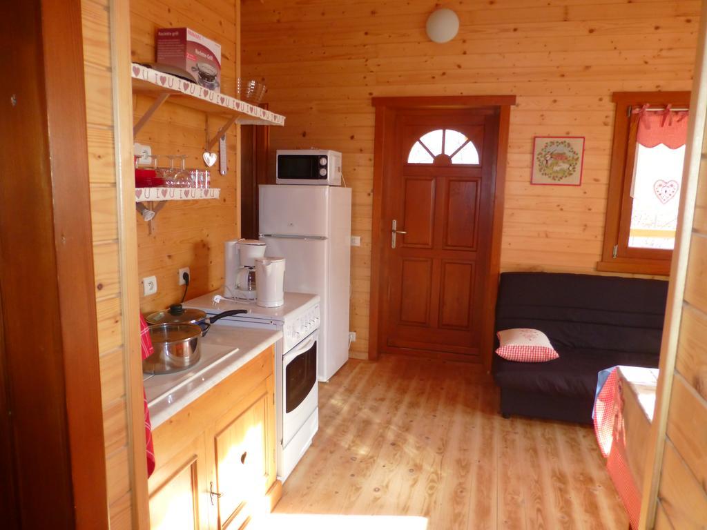 Camping, Hotel De Plein Air Les Cariamas Chateauroux-les-Alpes Exterior foto